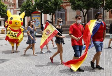 Ambiente de fiesta entre los seguidores de España y Polonia