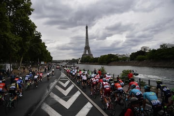 Los ciclistas bordearon el Senna durante la etapa con la Torre Eiffel de fondo.