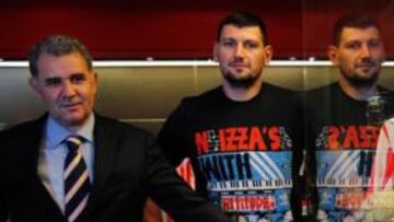 <b>PASADO Y PRESENTE. </b>Lorenzo Rico (meta en la final de 1985) y Sterbik (portero de la Final Four de hoy), en el museo del Atlético.