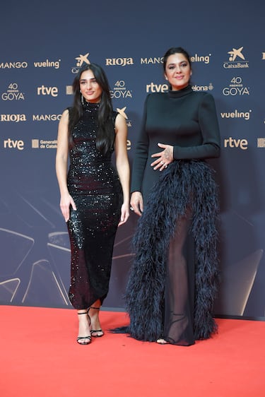 La cantante Alba Molina (d) y su hija Lucía Cepeda (i) posan en la alfombra roja de la 40º edición de los Premios Goya.
