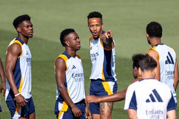 Los jugadores del Real Madrid Aurelien Tchouameni, Vinicius Jr y Eder Militao, durante el entrenamiento realizado este s¨¢bado en la Ciudad Deportiva de Valdebebas.