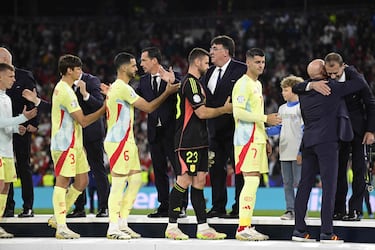 La selección española recibe la medalla de subcampeones de la Nations League.