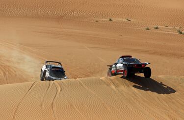 El piloto sueco Mattias Ekstrom y su copiloto sueco Emil Bergkvist conducen su Audi's Hybrid compitiendo durante la décima etapa del Dakar. 