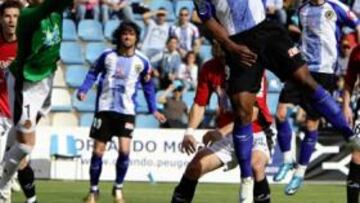 <b>LUCHA. </b>Rubén despeja de puños ante un Noe Pamarot que no llega, por poco, a rematar el balón.