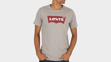 Así es la camiseta de Levi’s con corte regular (y más icónica que nunca) que está comprando todo el mundo