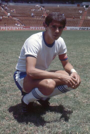 Debutó con Cruz Azul en la temporada 1974-75, década en la que La Máquina vivió su época dorada. Como mediocampista celeste consiguió los títulos ligueros de la 1978-79 y 1979-80, la sexta y séptima estrella de los cementeros.