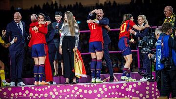 MADRID 26/08/2023.- La Real Federación Española de Fútbol (RFEF) ha subrayado que participar en la selección "es una obligación" para las jugadoras que son convocadas y ha contestado a la versión de "la señora Jenni Hermoso" sobre el beso del presidente Luis Rubiales con una serie de imágenes que intentan demostrar que fue la jugadora la que alzó en brazos al dirigente, como sostiene este. "Y la primera demostración de que los hechos expuestos por el Sr. presidente son absolutamente ciertos y que no miente, los vamos a empezar a aportar en este comunicado con las imágenes que lo acompañan. Foto 1: La Sra. Jennifer Hermoso, con los brazos, agarra al Sr. presidente de la RFEF por la espalda, mientras que el Sr. presidente tiene los brazos sueltos en la parte superior de la espalda de la jugadora. Por tanto, ninguna fuerza podía ejercer. Se puede ver como el Sr. presidente tiene los talones de los pies ligeramente levantados". EFE/RFEF **SOLO USO EDITORIAL / SOLO DISPONIBLE PARA ILUSTRAR LA NOTICIA QUE ACOMPAÑA (CRÉDITO OBLIGATORIO)**
