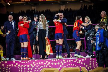 Jenni Hermoso y Rubiales durante la ceremonia del Mundial. Agencia EFE.
