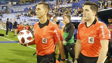 Los &aacute;rbitros salen al campo durante un partido de Copa del Rey.