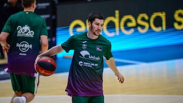 Darío Brizuela entrando a canasta en un calentamiento previo a un partido de la fase final de la ACB.