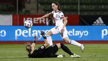 Eva Navarro, jugadora del Levante y de la Selecci&oacute;n, anota su primer gol con La Roja. 