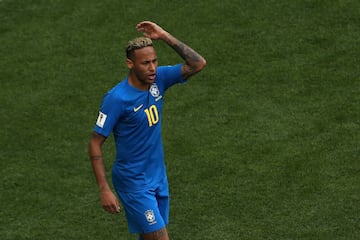 Neymar se lamenta después de una clara ocasión que desbarató Keylor bajo palos.