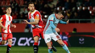 Iago Aspas golpea el balón delante de Alex Granell durante el partido entre el Girona y el Celta.