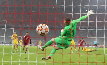El final de a?o en el f¨²tbol internacional qued¨® marcado por el fracaso del Barcelona en la fase de grupos de la Champions. Despu¨¦s de marcar solo dos goles en los primeros cinco partidos para ganar por la m¨ªnima al Dinamo Kiev, los azulgranas se jugaban el pase en el Allianz Arena de M¨²nich, ante el Bayern. Un triunfo le daba el pase al Bar?a, pero el equipo de Xavi cay¨® 3-0 en un partido en el que ni tir¨® a puerta. La Europa League le espera ahora, un duro golpe.