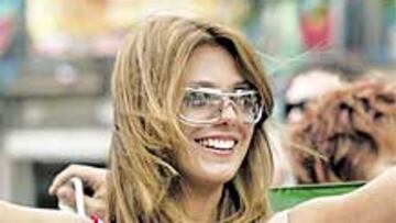 <b>MISS BULGARIA ANIMÓ ANTE LA AZZURRA.</b> Ivelina Petrova, que así se llama la aficionada de 18 años que aparece sobre estas líneas, se acercó ayer a Guimaraes para animar a su selección. Ella es búlgara y, además, la mujer más guapa de su país, como acredita el título de Miss Bulgaria que conquistó este mismo año.