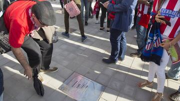 Aficionados visitan la placa de Luis Aragon&eacute;s. 