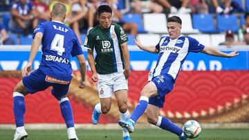 El futbolista del Alavés, Adrián Marín, durante un partido.