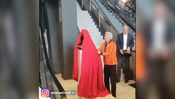 Después del busto de Cristiano llega el de Cruyff: la reacción de la sala explica el resultado...