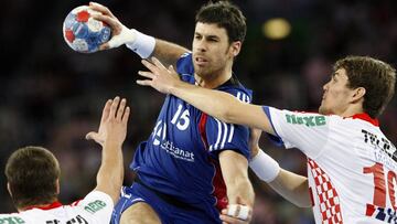 Franck Junillon intenta lanzar ante Tonci Valcic y Jakov Gojun durante un partido del Mundial de Balonmano 2009.