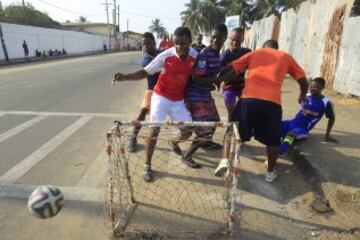 Fútbol en las calles de Liberia 