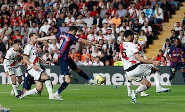 2-1. Robert Lewandowski, tras recoger un rechace de un tiro de Franck Kessié, encañona a Stole Dimitrievski y anota el primer tanto azulgrana.