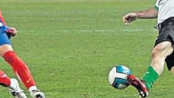 <b>UN DEMONIO A LA CARRERA. </b>Munitis encara a Zé Castro en una de las múltiples ocasiones en las que el zurdo del Racing puso en apuros a los defensas del Atlético.