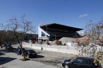 Estado actual de la demolición del Vicente Calderón con la M-30 atravesándolo.

