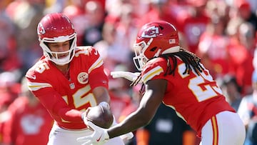 KANSAS CITY, MISSOURI - OCTOBER 19: Quarterback Patrick Mahomes #15 of the Kansas City Chiefs hands off to running back Kareem Hunt #29 during the game between Las Vegas Raiders and Kansas City Chiefs at Arrowhead Stadium on October 19, 2025 in Kansas City, Missouri."" Jamie Squire/Getty Images/AFP (Photo by JAMIE SQUIRE / GETTY IMAGES NORTH AMERICA / Getty Images via AFP)