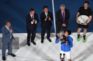 Djokovic celebra su victoria en la final del Abierto de Australia frente a Murray