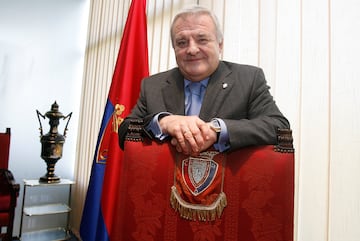 Patxi Izco, presidente de Osasuna entre 2002 y 2012, falleci¨® el 21 de abril, a los 77 a?os de edad. Durante su etapa al frente del club pamplon¨¦s vivi¨® algunos de los episodios m¨¢s bonitos de la historia, como la clasificaci¨®n para la final de la Copa del Rey en 2005 o la previa de Champions en 2006. Despu¨¦s de dejar el club tambi¨¦n sufri¨® algunos episodios sombr¨ªos. En 2015 fue detenido por presunto desv¨ªo de capitales durante su mandato en el club. En 2021 fue condenado a 23 meses y 15 d¨ªas de prisi¨®n por un delito continuado de apropiaci¨®n indebida y falsedad contable y a una indemnizaci¨®n de 1,15 millones de euros por las salidas de dinero sin justificar de las arcas del club navarro. La sombra de los ama?os de partidos le persigui¨®.