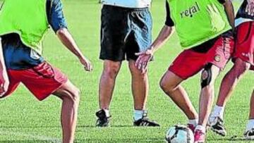 <b>ATENTO. </b>Manzano observa atento el partidillo que disputan sus jugadores en un entrenamiento.