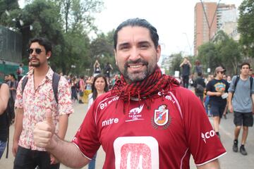 Hinchas de distintos clubes llegaron hasta Plaza Italia para ser parte de la manifestación más masiva. Hasta los archirrivales se tomaron fotografías juntos.