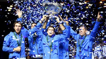 (L-R) Leonardo Mayer, Federico Delbonis, Guido Pella, Federico Delbonis, Juan martin del Potro and coach coach Daniel Orsanic celebrate with the trophy after winning the Davis Cup World Group final between Croatia and Argentina on November 27, 2016 at the