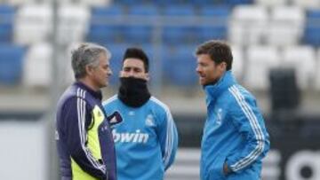 Mourinho habla con Callejón y Alonso en el entrenamiento del Madrid.