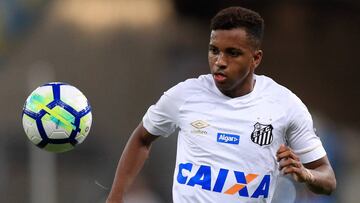 Rodrygo controla un balón en un partido disputado con el Santos.