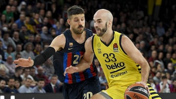 BARCELONA, SPAIN - NOVEMBER 4: Barcelona's Italian guard Nicolas Laprovittola vies with Fenerbahce Beko Istanbul's guard Nick Calathes ( R ) during the basketball day of the Turkish Airlines EuroLeague at the Palau Blaugrana in Barcelona, Spain on November 4, 2022. (Photo by Adria Puig/Anadolu Agency via Getty Images)