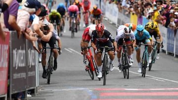 Caleb Ewan lanza el esprint para lograr la victoria en la segunda etapa del Tour Down Under con final en Stirling.