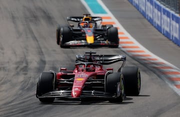 Charles Leclerc de Ferrari y Max Verstappen de Red Bull en acción durante la carrera