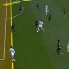 Fuera de juego muy justo de Isco en el gol de Karim Benzema