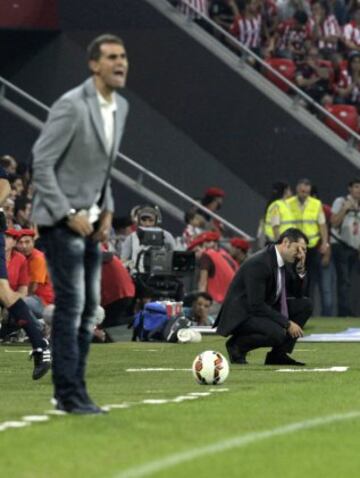 El entrenador del Athletic Club de Bilbao Ernesto Valverde se lamenta mientras que el del Eibar Gaizka Garitano da instrucciones a sus jugadores, durante el partido de la sexta jornada de Liga en Primera Division que se juega esta noche en San Mamés. 