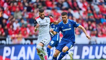 Matheus Doria (L) of Atlas fights for the ball with Joao Dias (R) of Atlas during the 10th round match between Toluca and Atlas as part of the Liga BBVA MX, Torneo Apertura 2024 at Nemesio Diez Stadium on September 28, 2024 in Toluca, Estado de Mexico, Mexico.