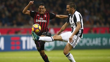 AC Milan's Colombian forward Carlos Bacca (L) vies with Juventus' defender Leonardo Bonucci during the Italian Serie A football match AC Milan versus Juventus on October 22, 2016 at the San Siro Stadium in Milan. / AFP PHOTO / MARCO BERTORELLO
