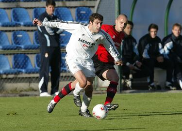 El centrocampista gallego llegó al Castilla procedente de la cantera del Barcelona. En el filial madridista estuvo entre 2003 y 2005 durante los que jugó un total de 74 encuentros y marcó 14 goles. Fichó por el Numancia tras su salida del club blanco. 
