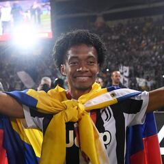 Juan Guillermo Cuadrado celebra su quinto título con Juventus