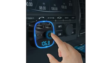 ¿Sin bluetooth en el coche? Con este transmisor FM podrás escuchar música y llamar en manos libres cómodamente