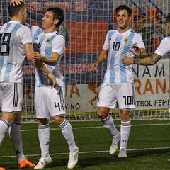 Argentina alardea de pegada y pone pie y medio en semifinales