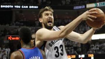 <b>ESPECTACULAR. </b>Marc Gasol penetra a canasta ante James Harden. El pívot español terminó con dobles figuras: 26 puntos y 21 rebotes.