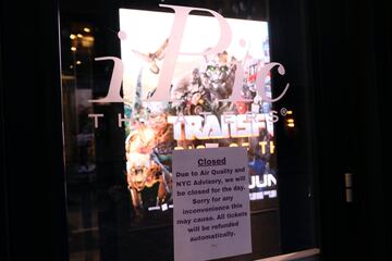 La actividad cultural tambi¨¦n se ha visto afectada. En la foto se muestra un letrero en la puerta de un teatro IPIC que explica que est¨¢ cerrado debido a la calidad del aire en Nueva York.