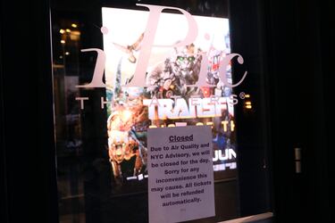 La actividad cultural también se ha visto afectada. En la foto se muestra un letrero en la puerta de un teatro IPIC que explica que está cerrado debido a la calidad del aire en Nueva York.