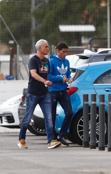 Marcelino y Ruben Uría llegando a Paterna para recoger sus pertenencias y decir adiós al equipo.